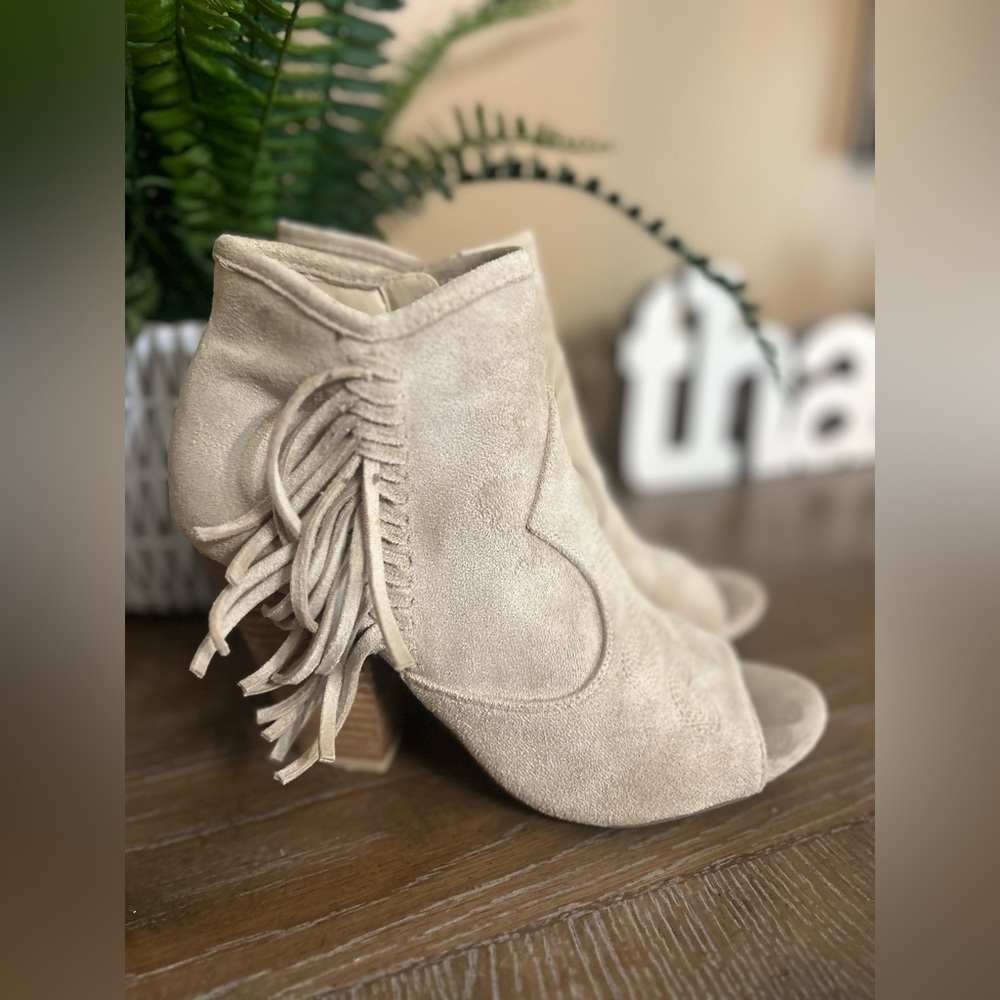 Coconuts By Matisse Size 8 Arlo Cream Faux Suede … - image 1